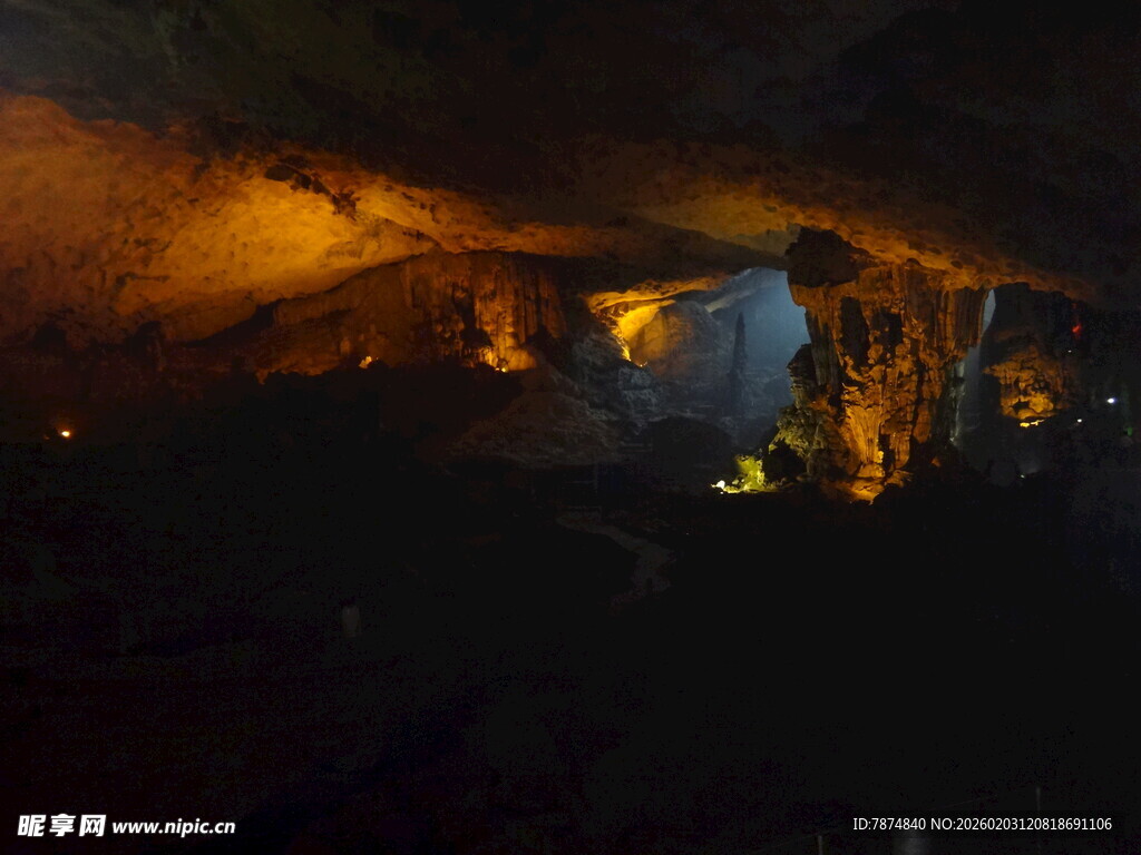 神秘洞穴内的璀璨灯光