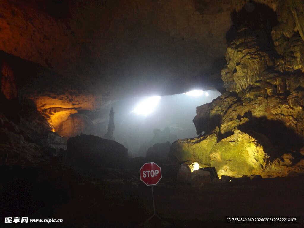 洞穴内的灯光探险景象