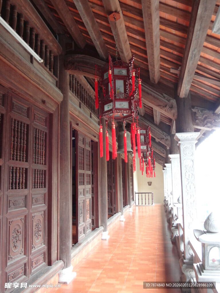 古宅走廊悬挂喜庆红灯笼