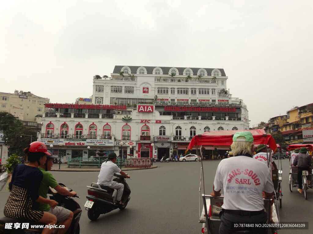 越南街头建筑前的热闹景象
