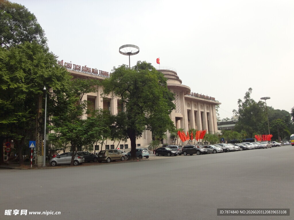 城市街道旁的古典风格建筑