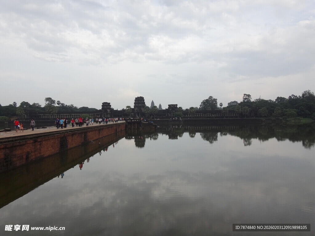 平静湖面旁的长桥风景