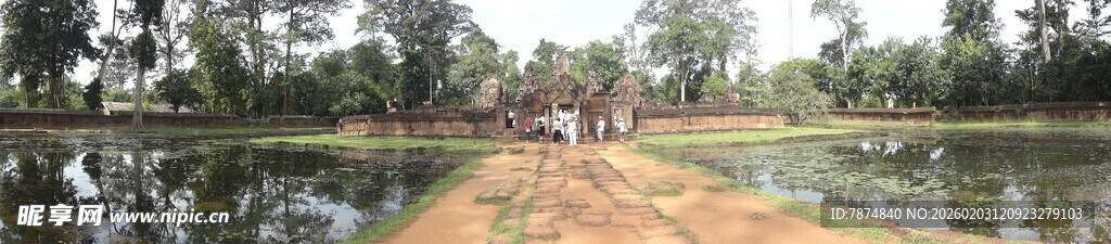 乡间泥泞小路 绿意环绕