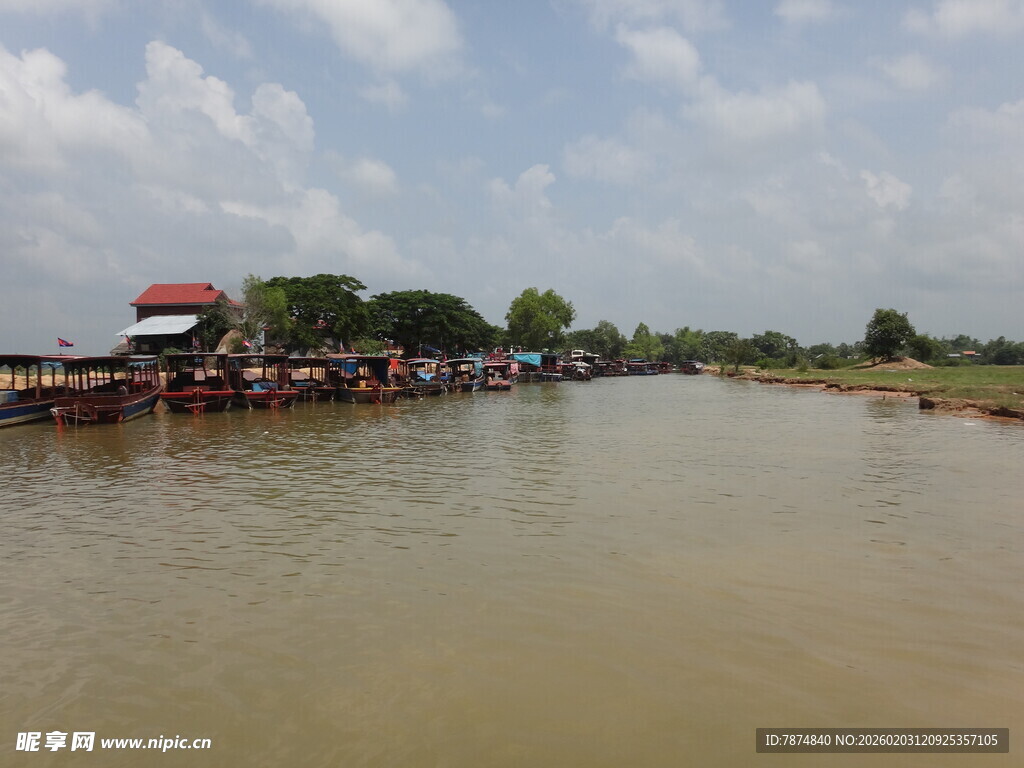 河岸人群聚集的水域景象