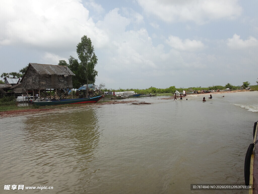 水乡风景 岸边小屋与水域