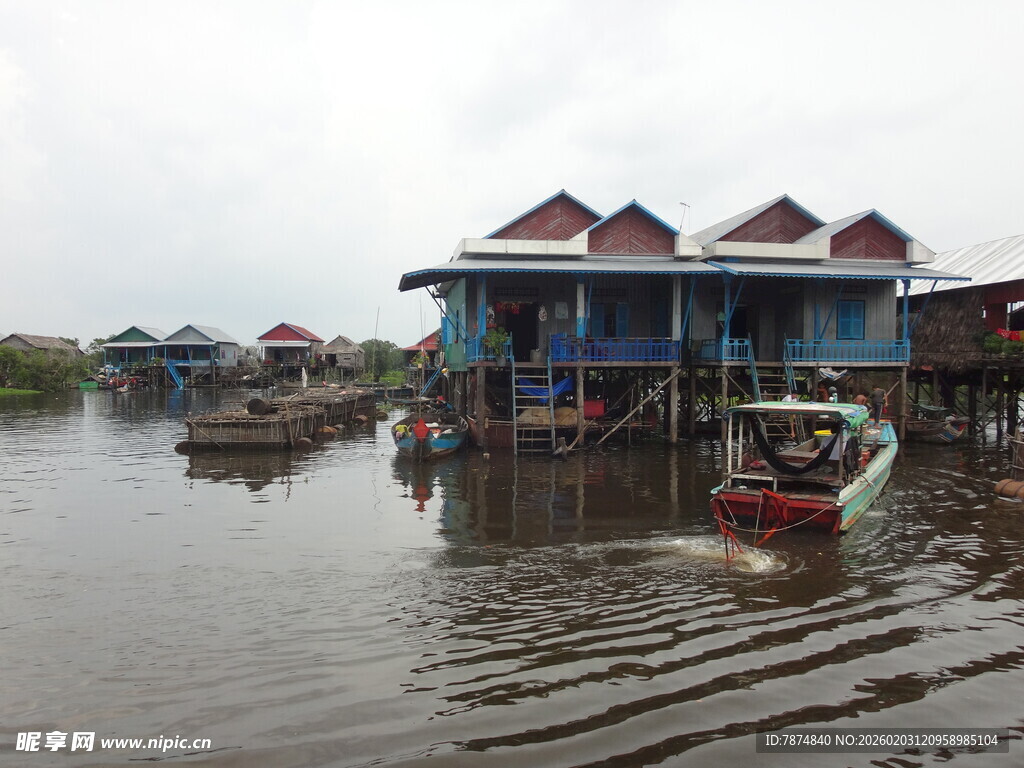 水上蓝顶民居与船只