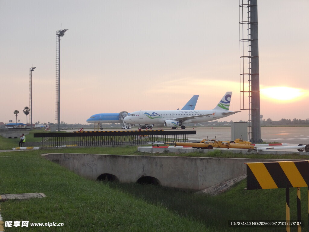 机场黄昏时的飞机与设施