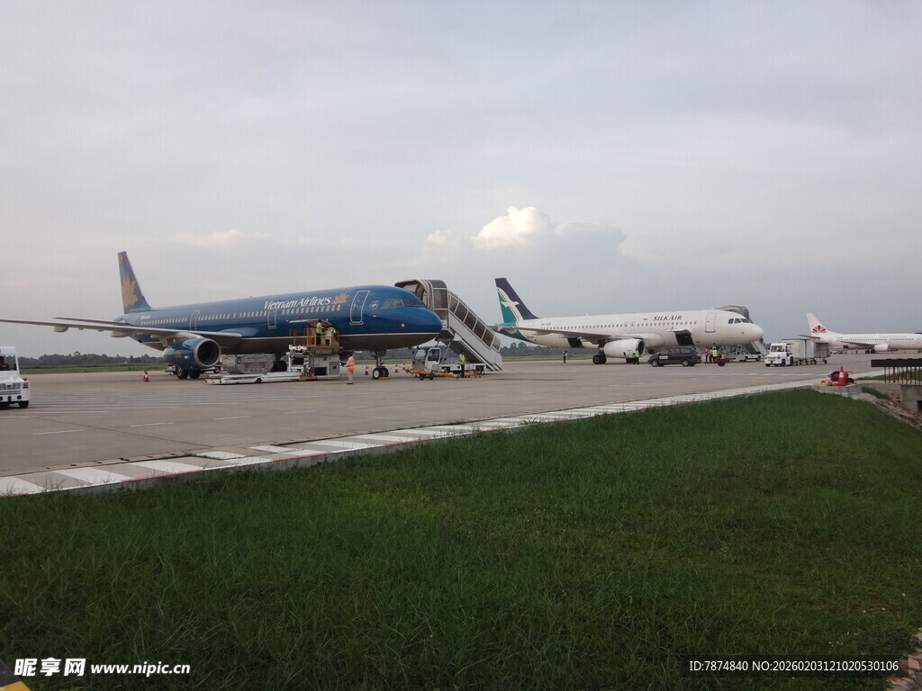 机场停机坪上的飞机