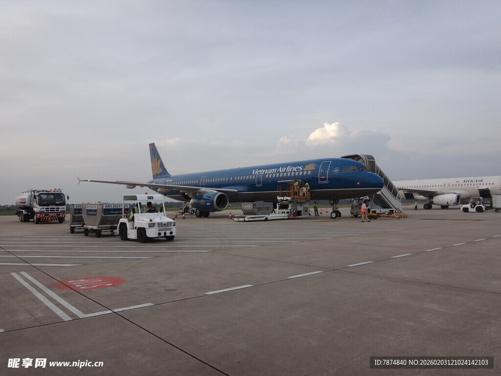 机场停机坪上的飞机及车辆