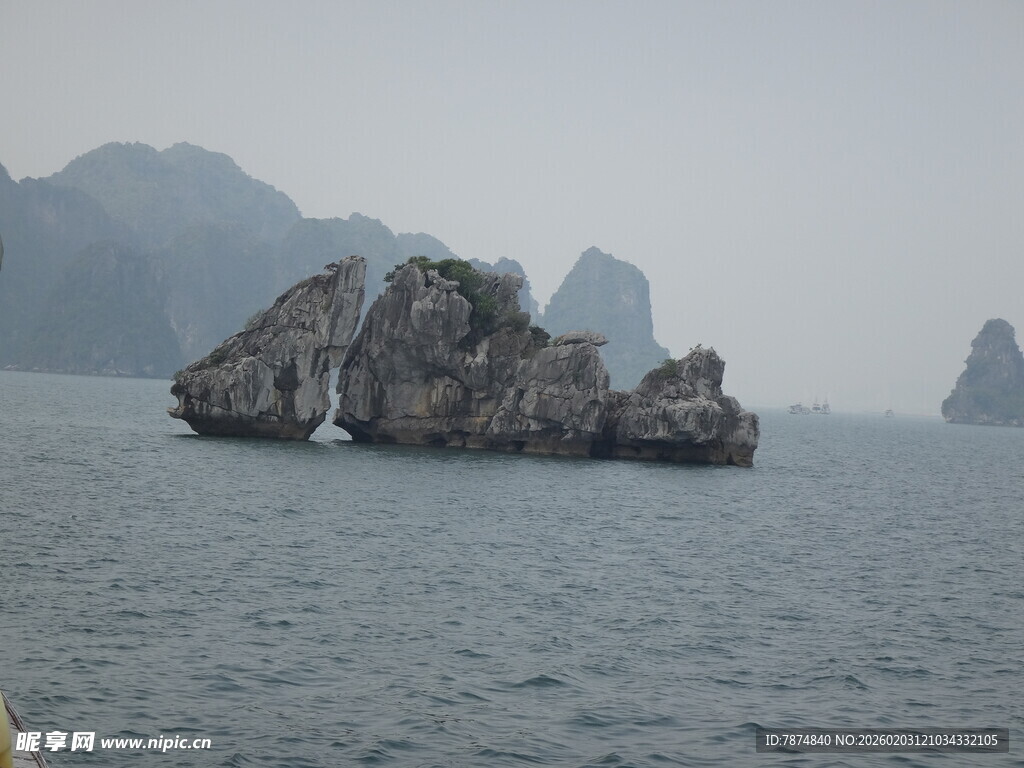 海上嶙峋怪石景观