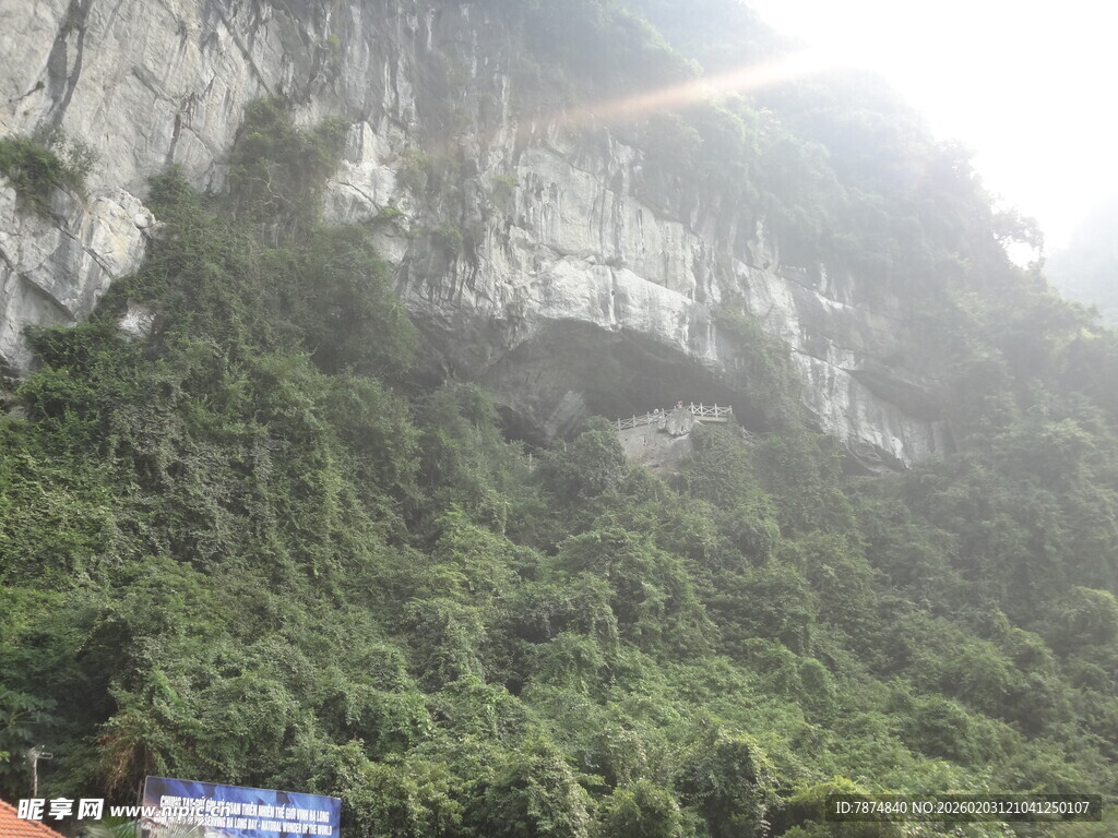 山间绿意盎然的陡峭岩壁