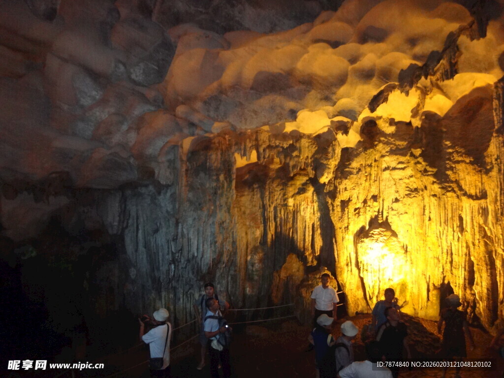 洞穴内的奇妙灯光景观