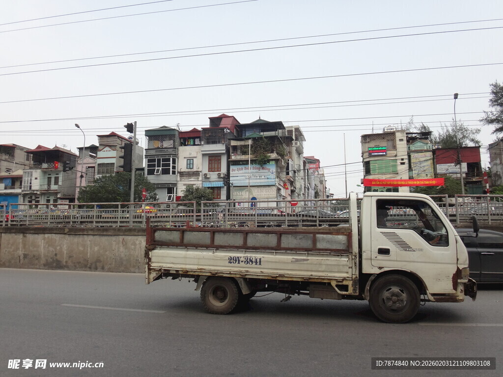 路上行驶的载货小货车