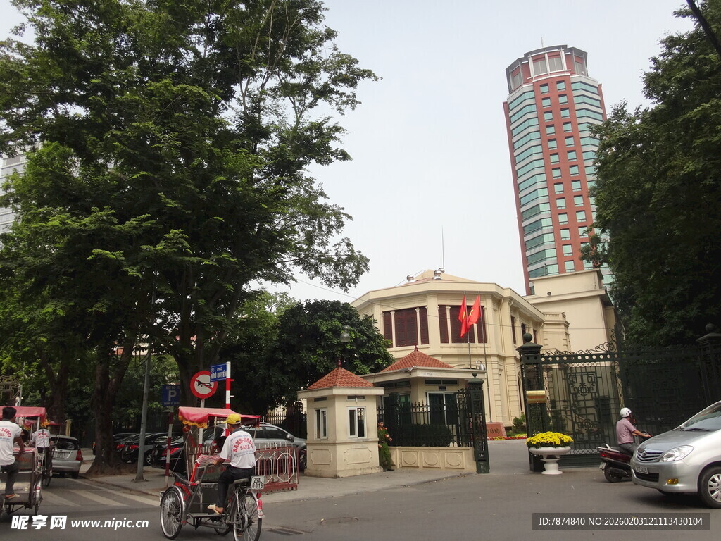 城市街道旁的建筑景观