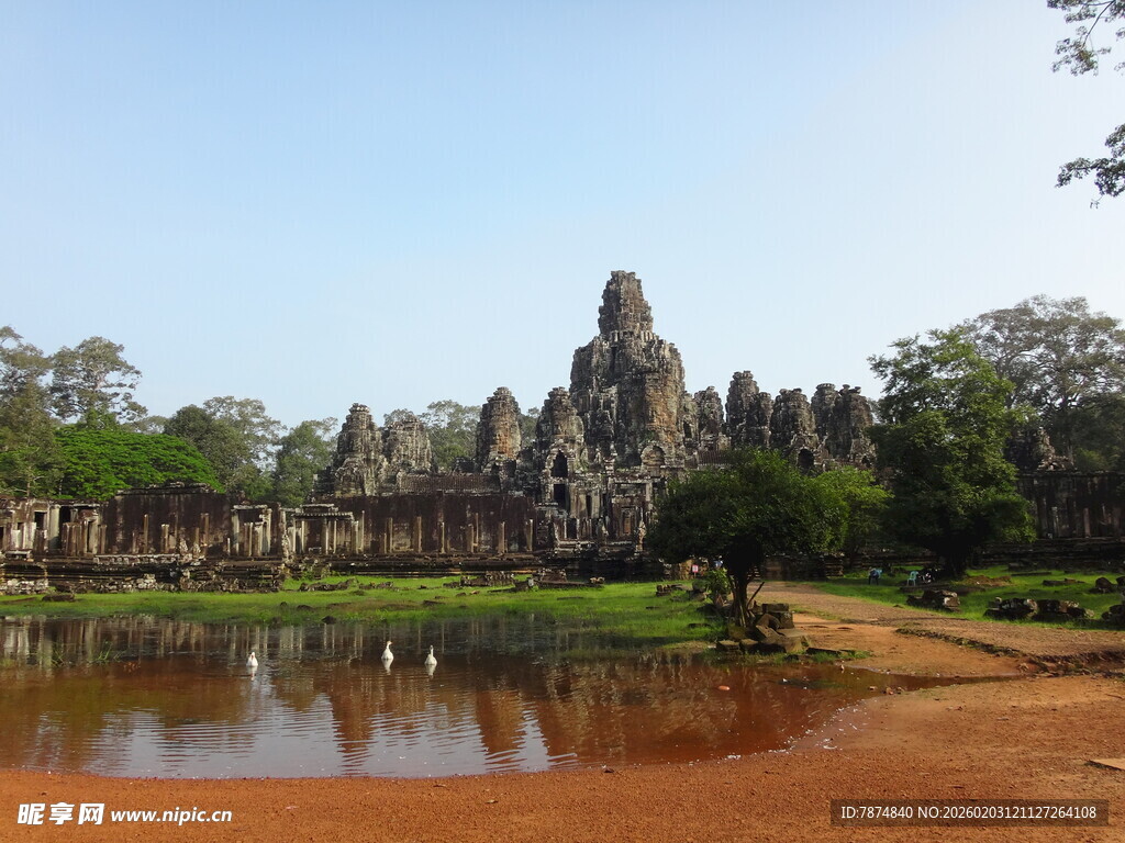 吴哥窟古迹前的静谧水域