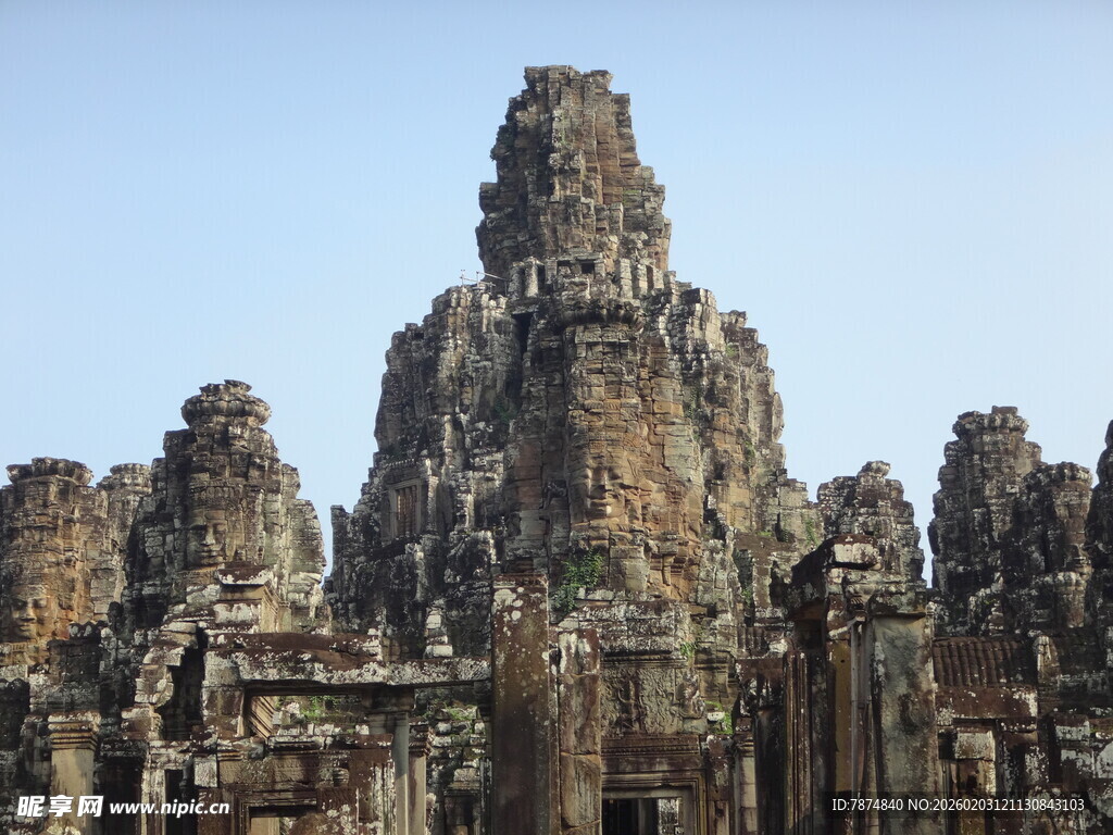 吴哥窟古老壮观的石塔景观