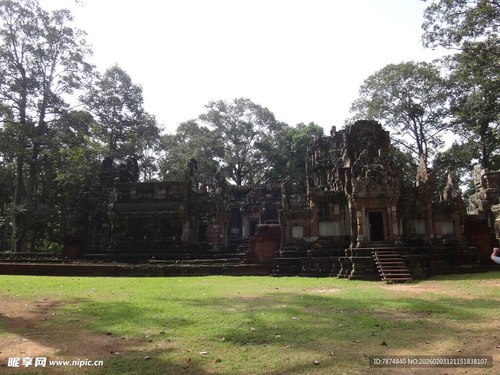 古老寺庙旁的开阔草地