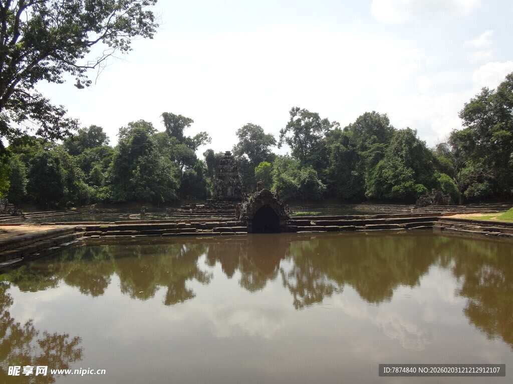 越南静谧池塘边的葱郁树林