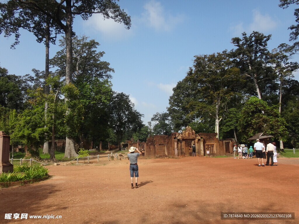 越南乡村土路旁的树木与行人