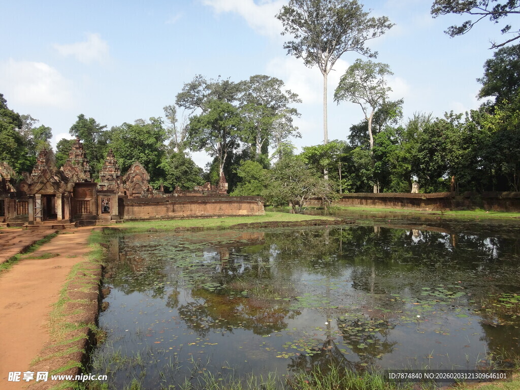 越南古老池塘边的神秘古建筑