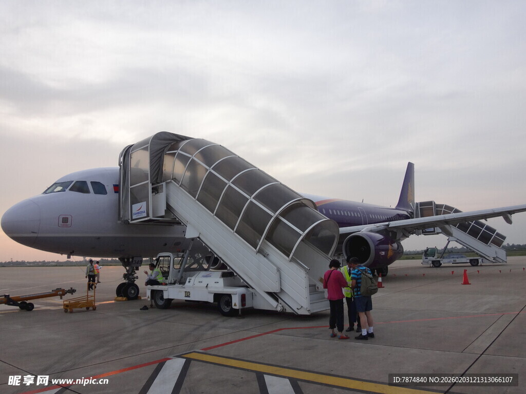越南飞机乘客通过登机梯登机