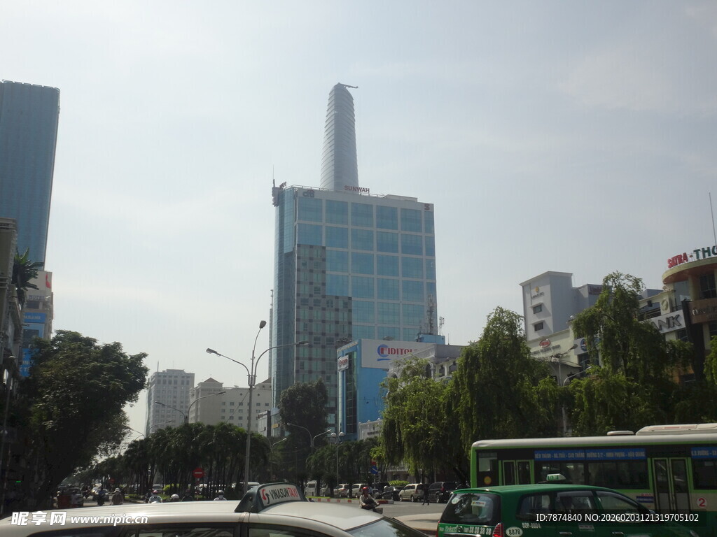 越南城市街景中的高楼与车辆