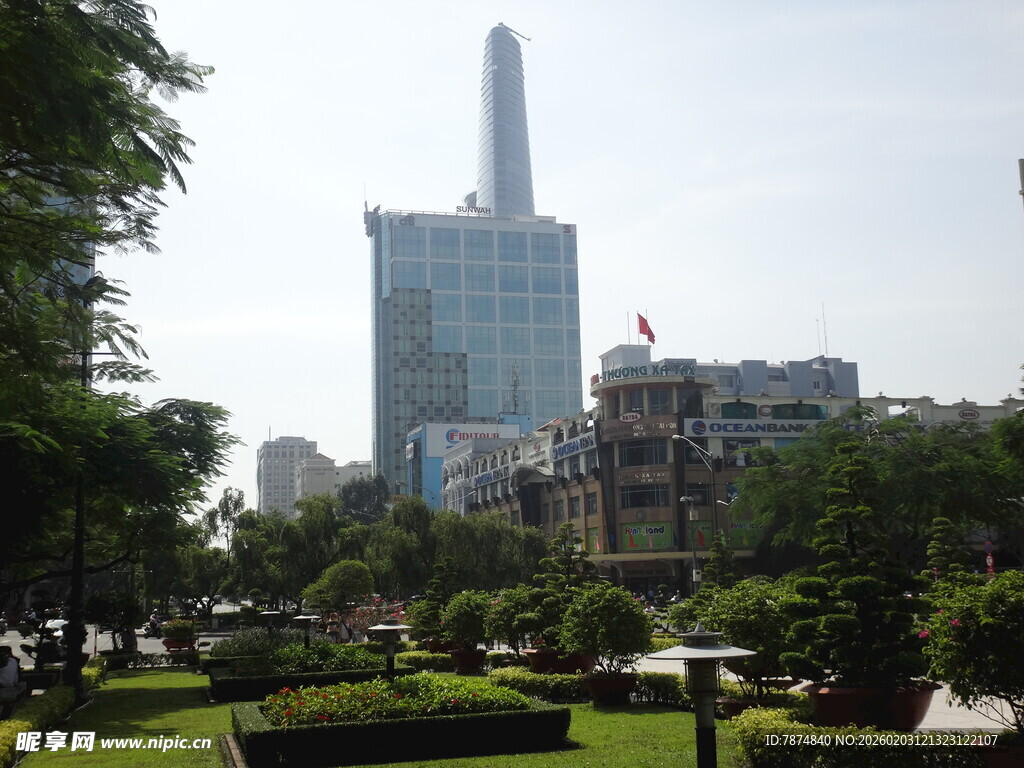 城市公园与远处高楼景观