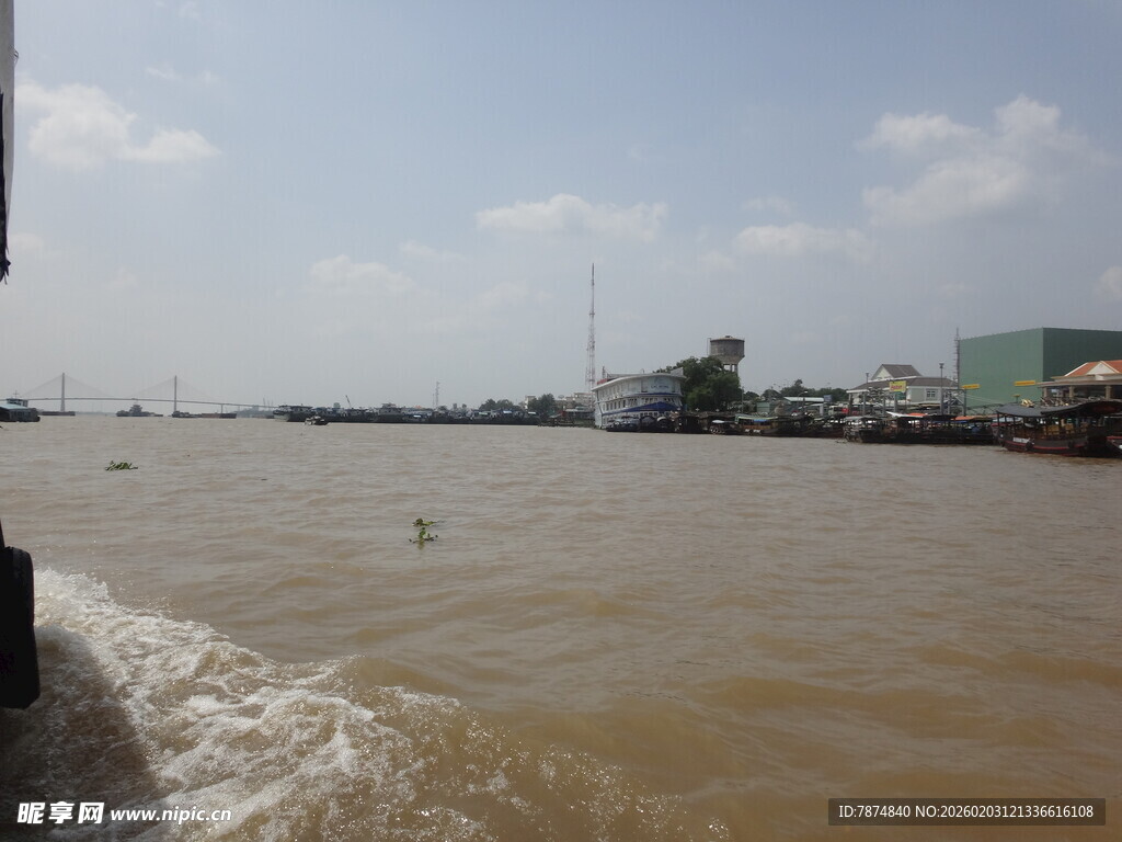 越南江边浑浊水域景象