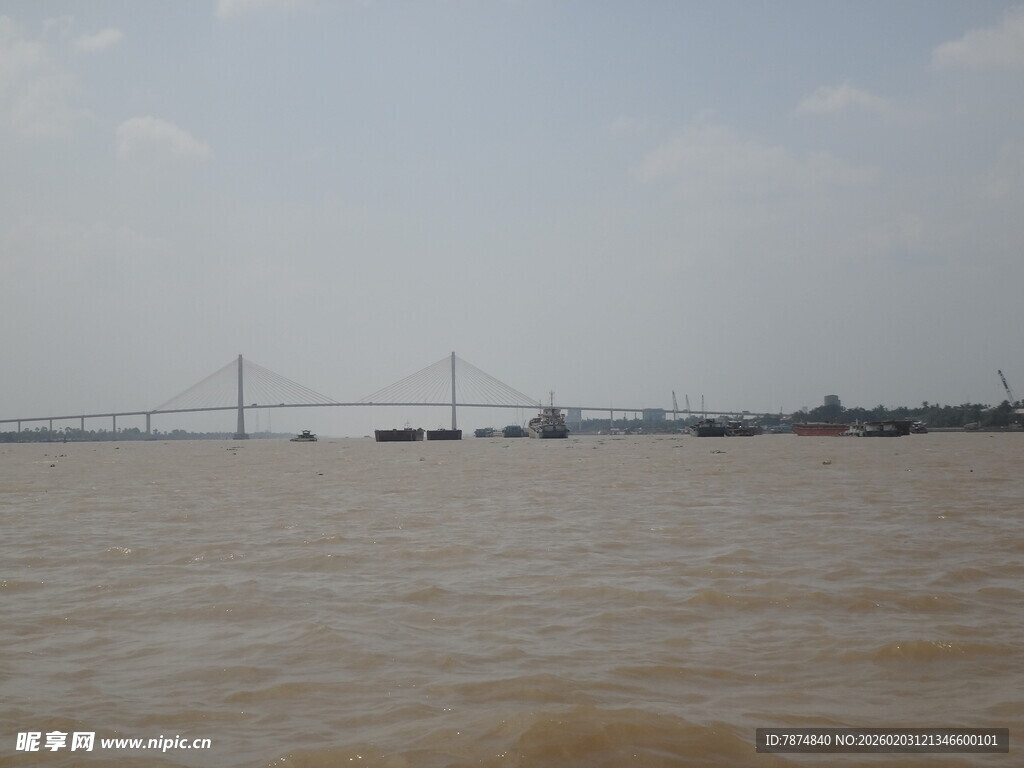 越南宽阔江面与远处桥梁景观