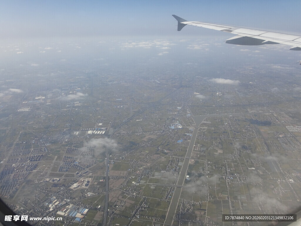 机窗外的城市景观