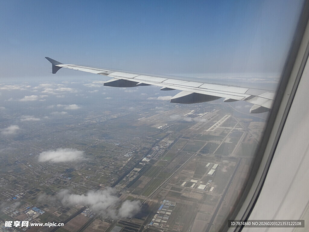 机窗外的云端城市景观