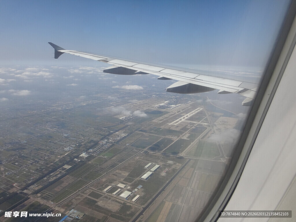 越南机窗视角下的城市与蓝天