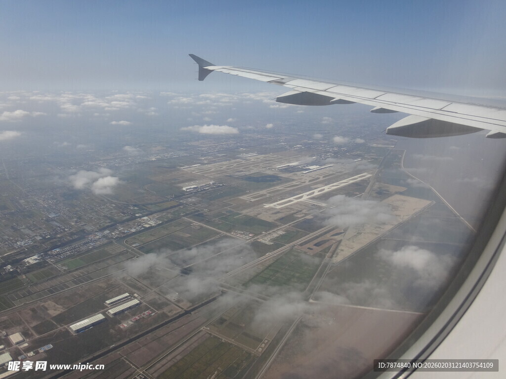 机窗外的大地与云海景观