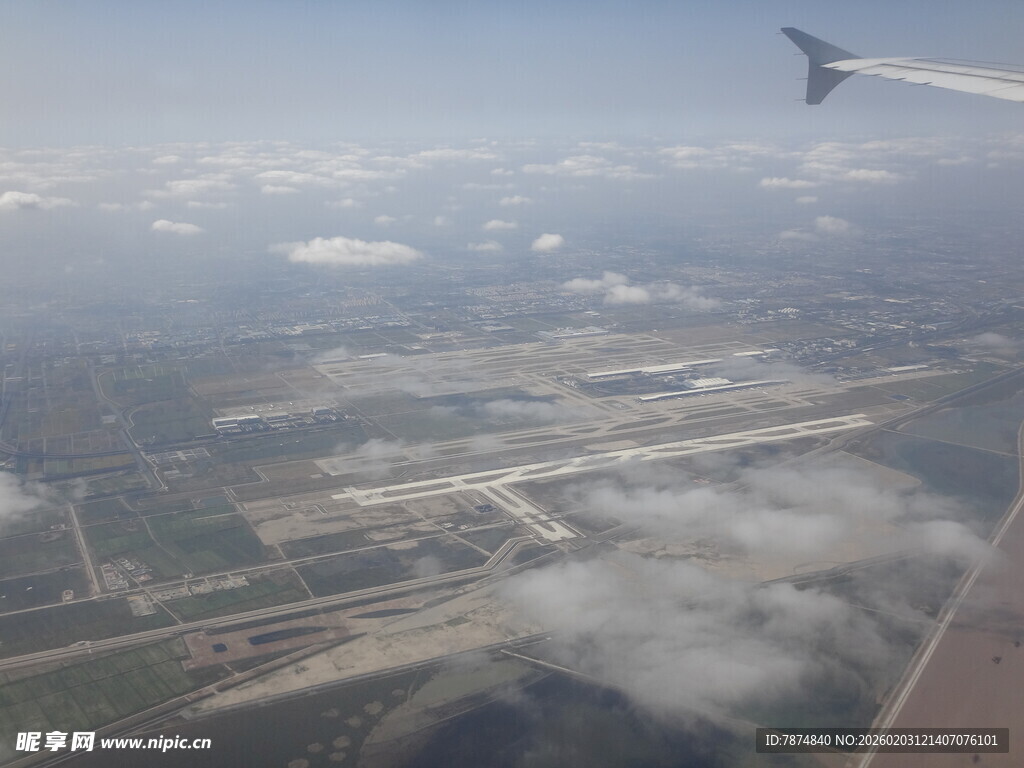 越南高空俯瞰城市与飞机机翼