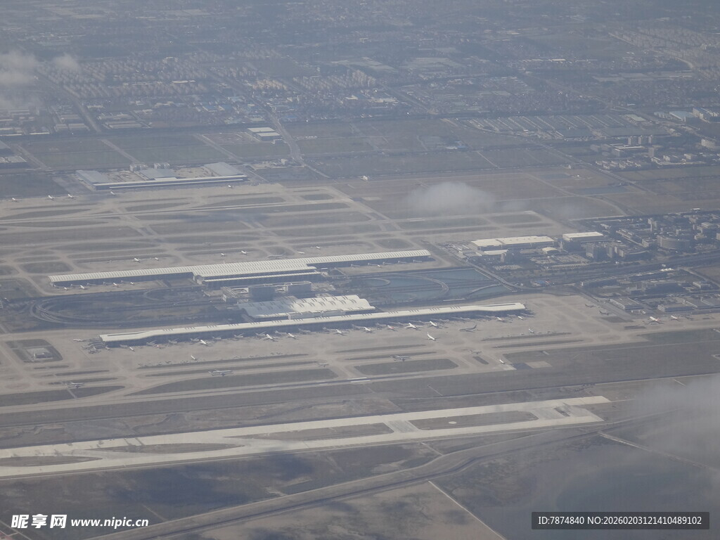 俯瞰机场跑道与建筑