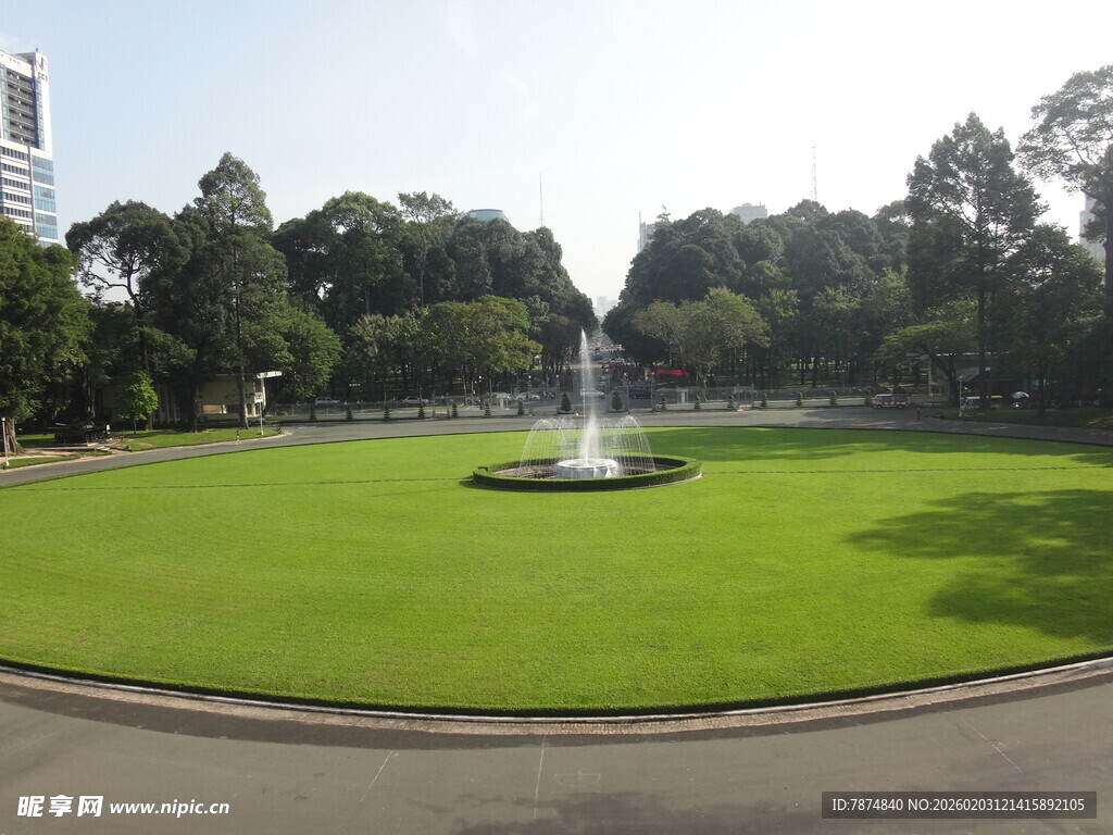 城市中的静谧喷泉草坪