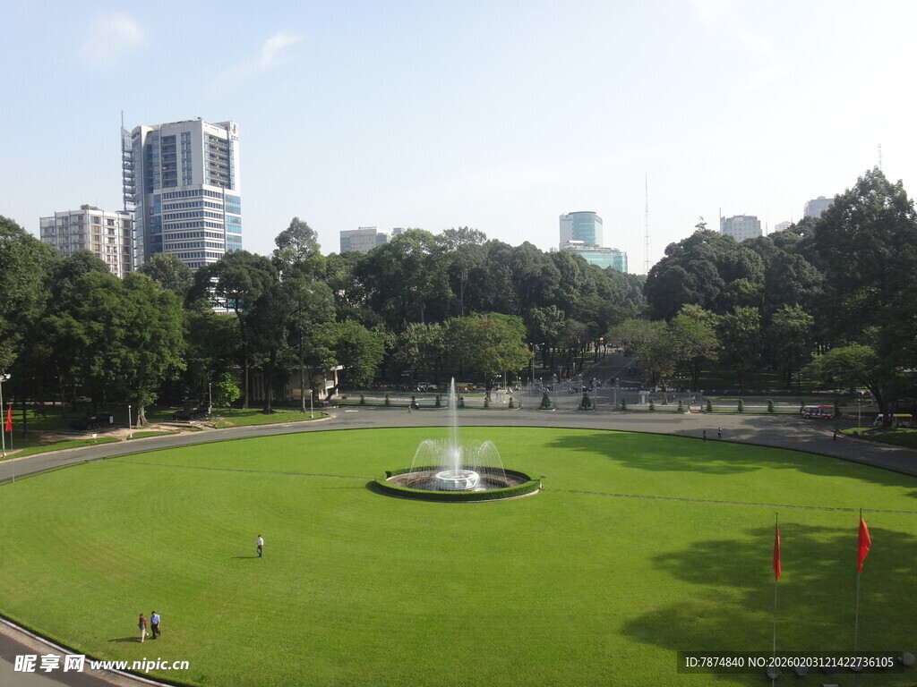 城市中的绿意草坪景观