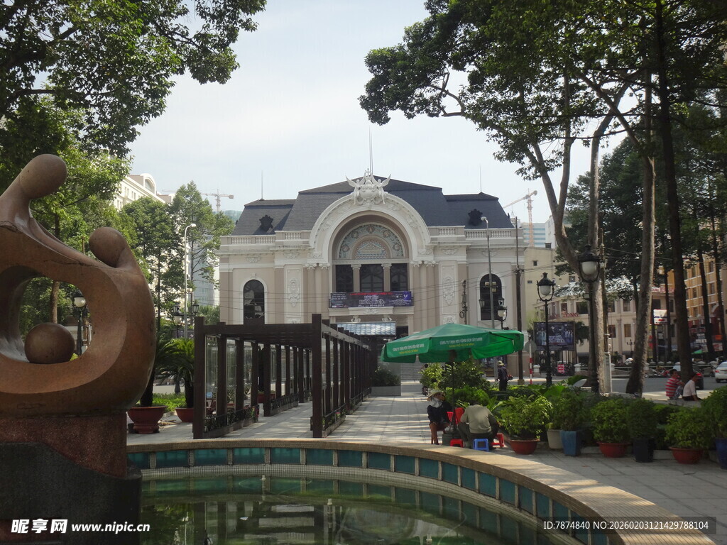 欧式建筑前的休闲景观