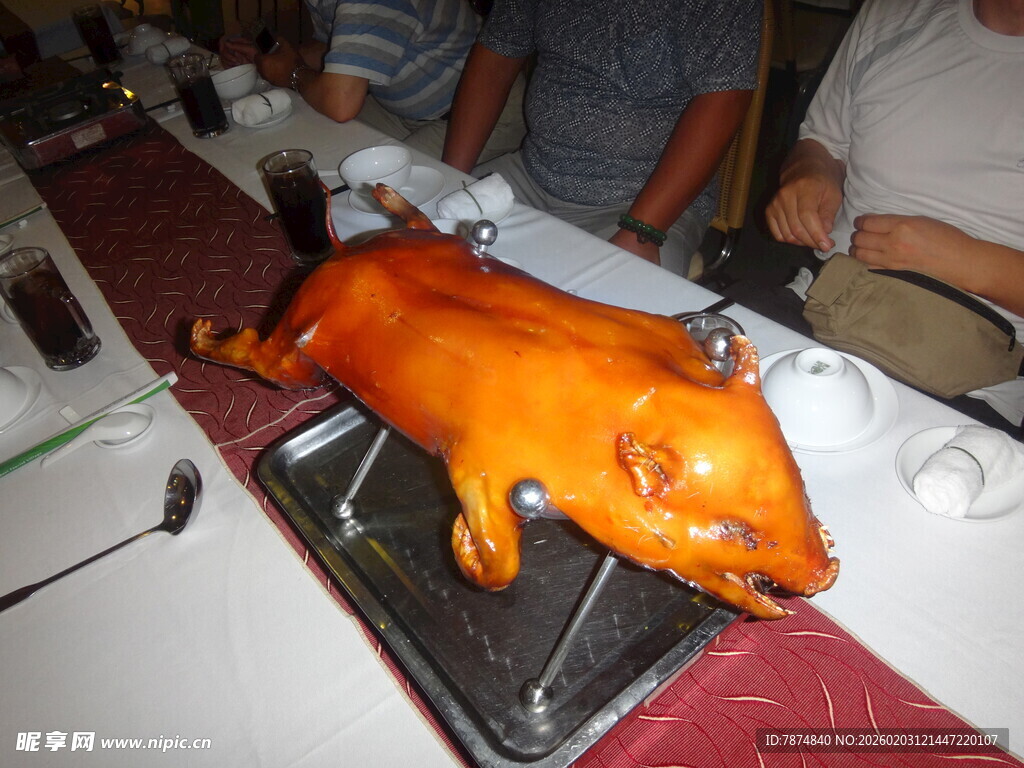 烤乳猪展示
