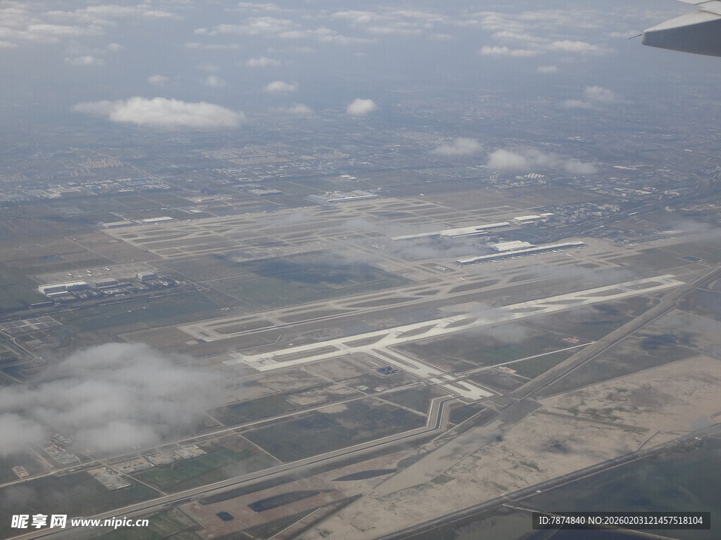 高空俯瞰机场跑道及周边