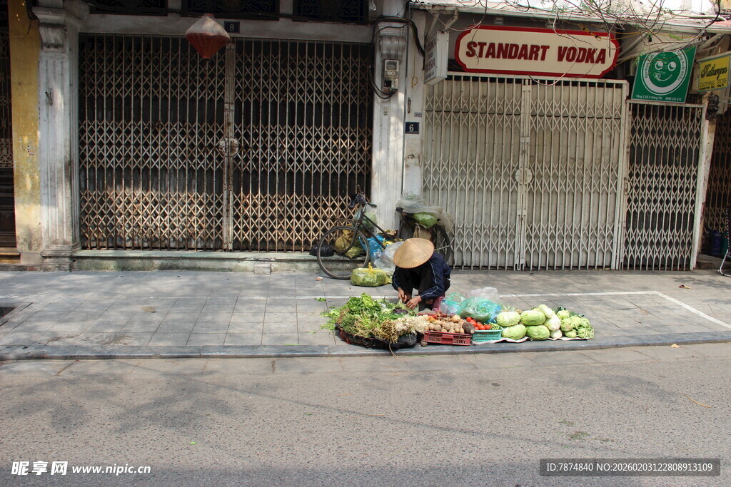 街头卖水果的摊贩