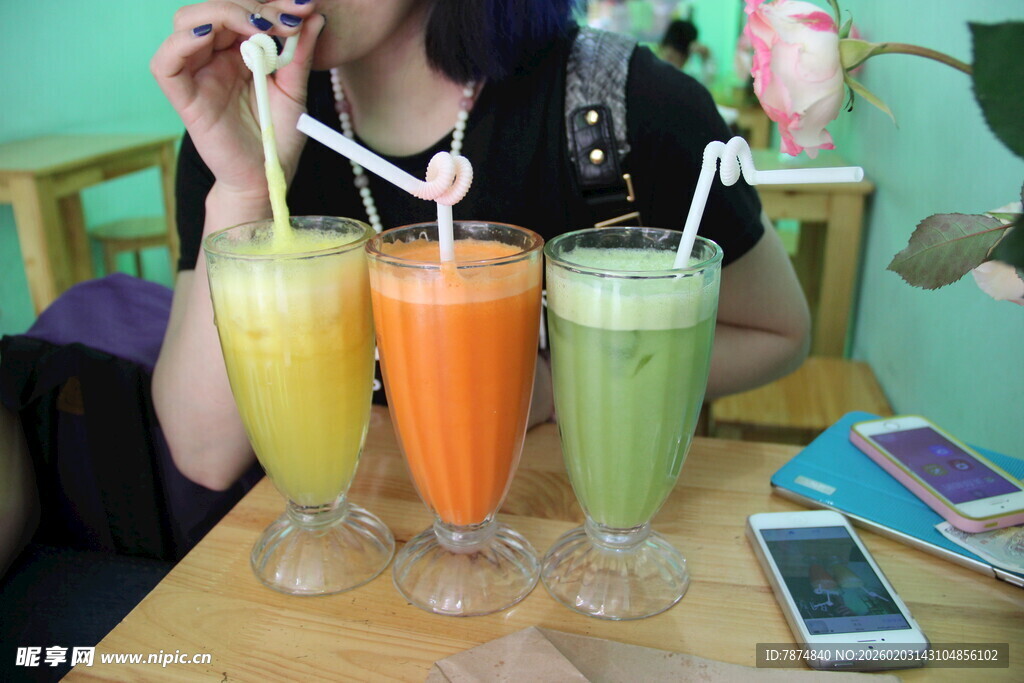 多彩果汁待享用