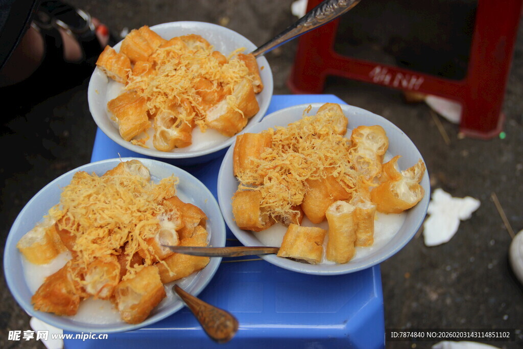 美味油炸小吃摆放在蓝凳上