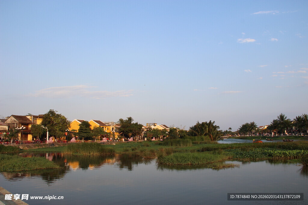湖畔村庄的黄昏美景
