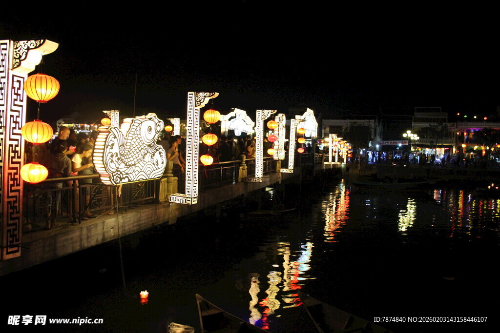 河畔夜景 灯笼映照璀璨水面