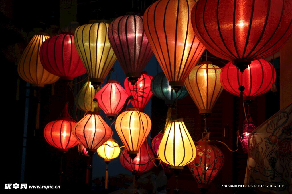 多彩灯笼悬挂营造温馨氛围
