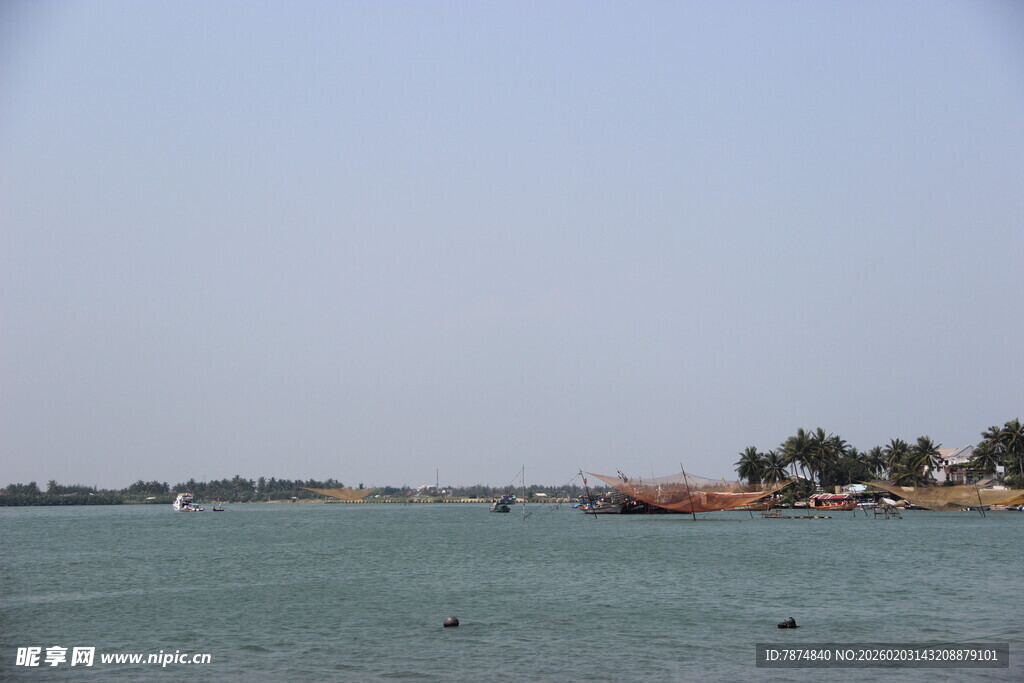 海滨风光 远处船只与岛屿