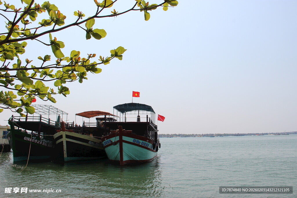 江边停泊的船只与绿树