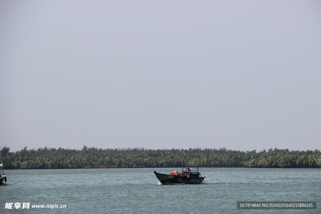 湖上小船悠然行
