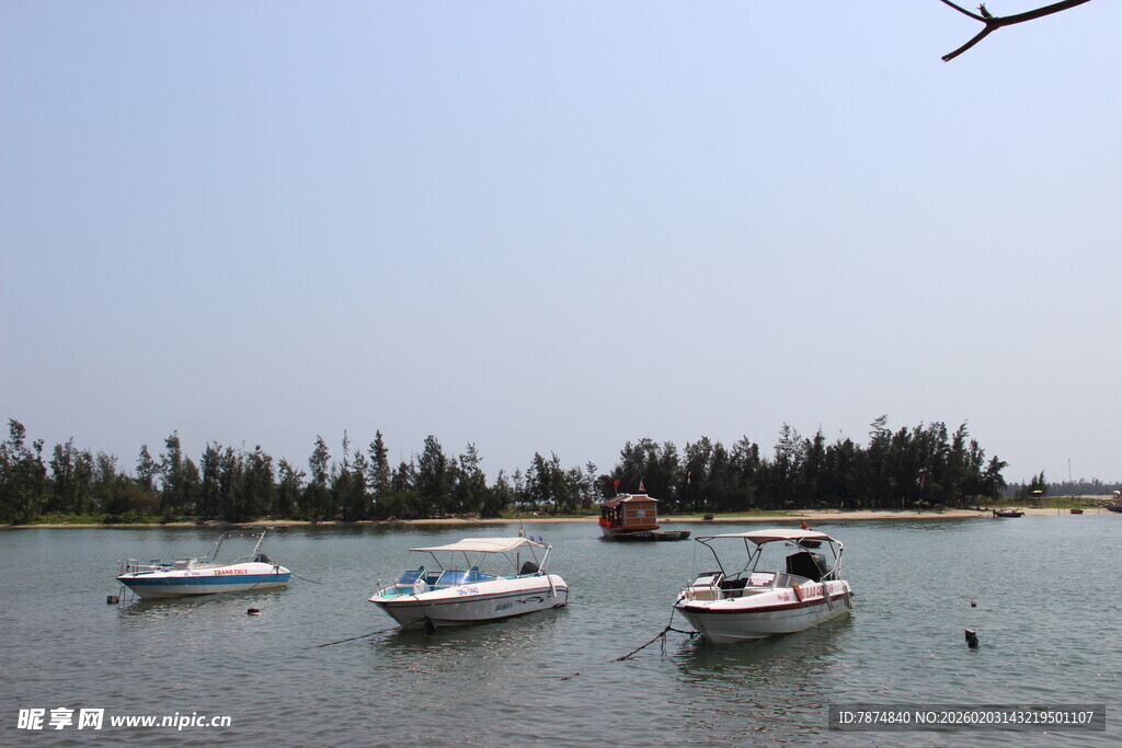 湖畔停泊的几艘小船